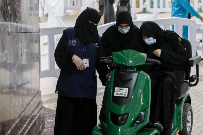 موظفات خلال عملهن في إدارة العربات الكهربائية (مكة)