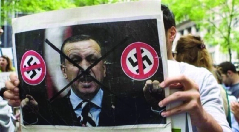 متظاهر يقول لإردوغان «توقف» (مكة)
