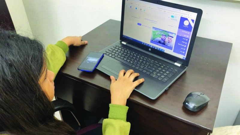 طالبة خلال أداء الاختبار عن بعد (مكة)