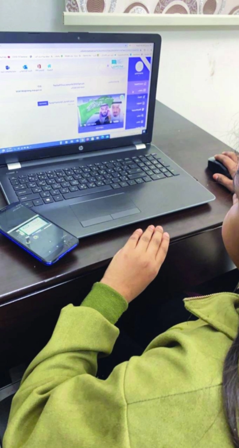 طالبة خلال أداء الاختبار عن بعد (مكة)