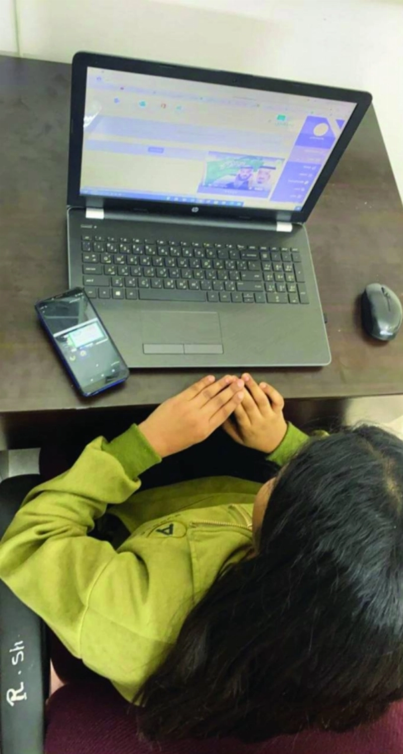 طالب وطالبة خلال أداء الاختبار عن بعد (مكة)