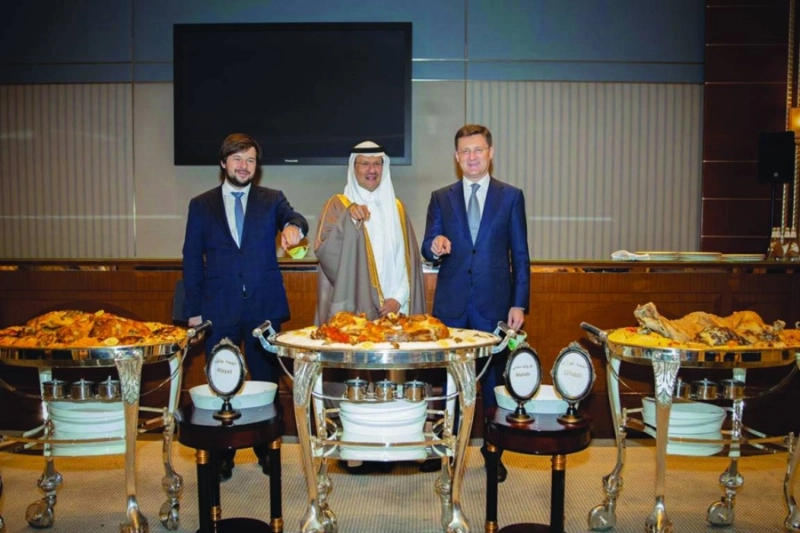 عبدالعزيز بن سلمان ونوفاك يشيران إلى وجبة دسمة على هامش المؤتمر، معلقين عليها «فاتكم ذلك.. زملاءنا الإعلاميين» (وزارة الطاقة)