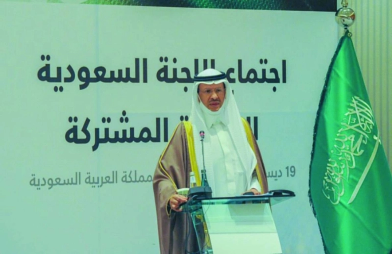 عبدالعزيز بن سلمان خلال الاجتماع
