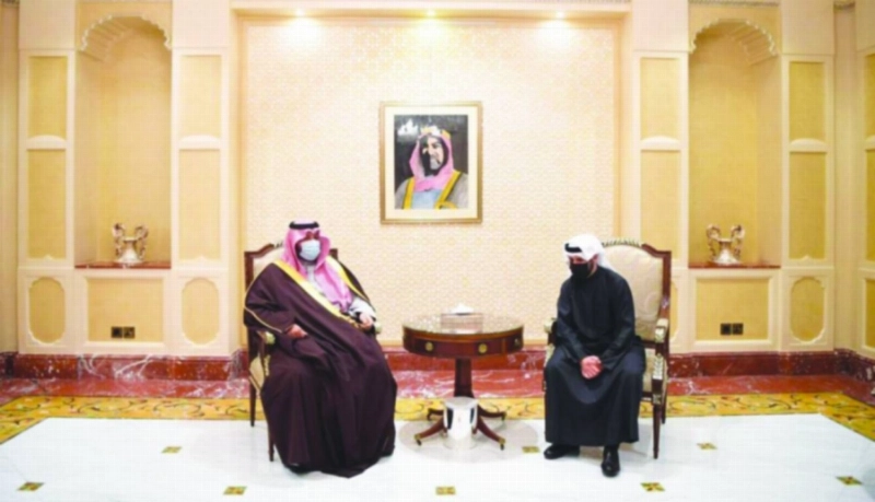 تركي بن محمد خلال نقل تعازي القيادة لأسرة الصباح في دار سلوى بالكويت (واس)