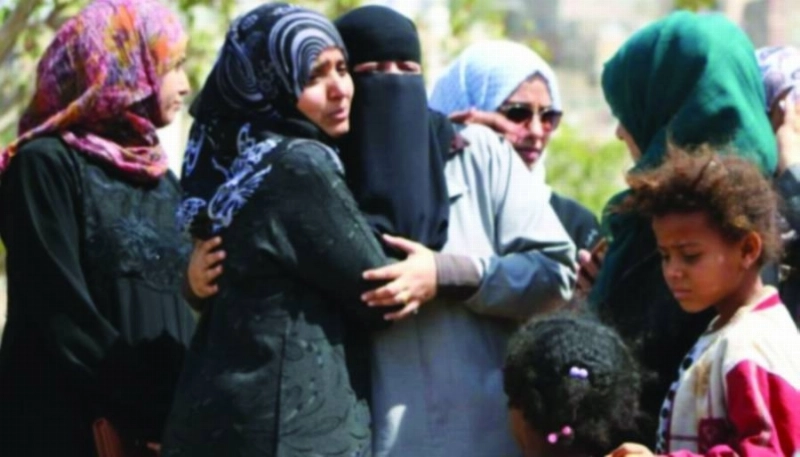 يمنيات يبدو على وجوههن الخوف والحذر من قمع الميليشيات (مكة)