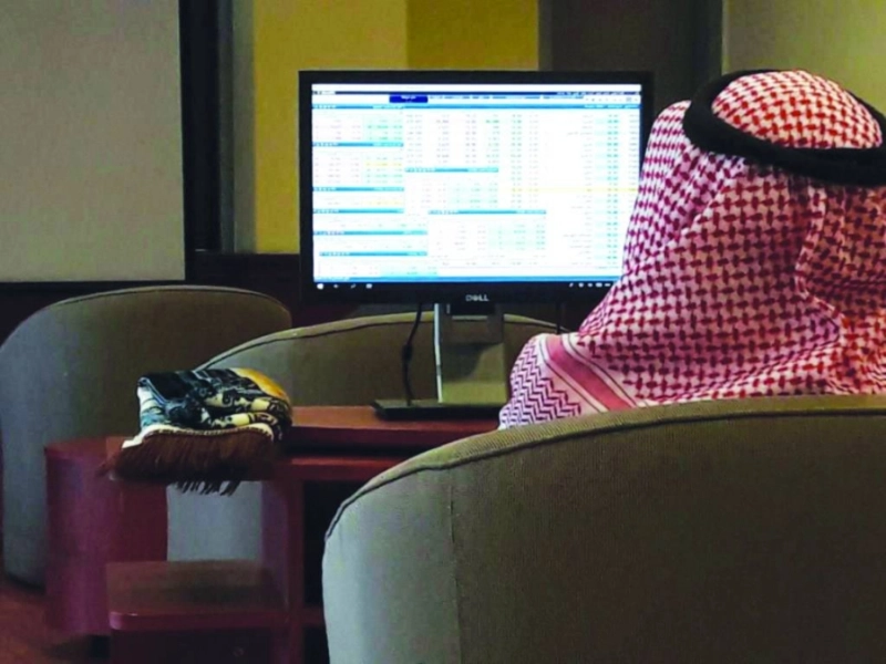مستثمر يتابع شاشة تداول في أحد البنوك بجدة (مكة)