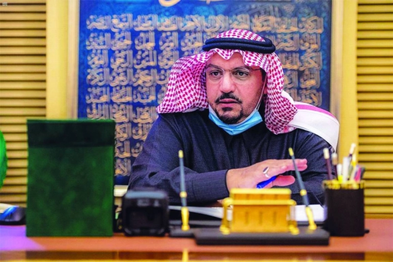أمير القصيم مترئسا الاجتماع (واس)