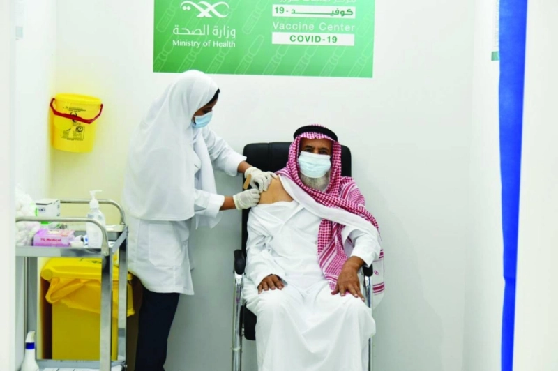 أول مسن يتلقى اللقاح بجدة