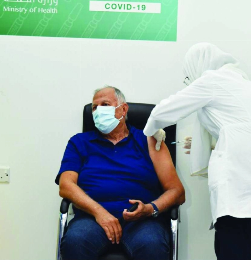مسن يتلقى اللقاح (مكة)