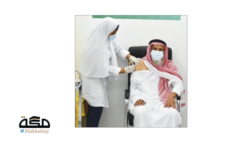 أول مسن في جدة يأخذ لقاح كورونا (مكة)