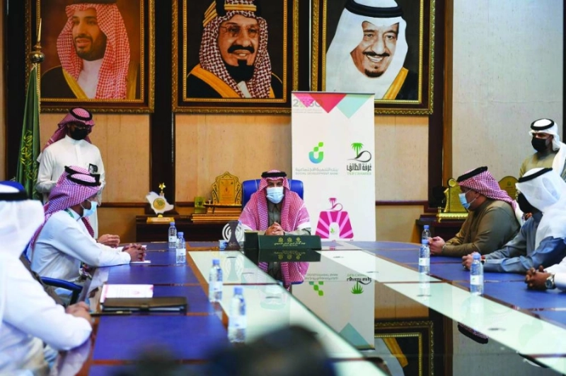 سعد الميموني خلال تدشين البازار أمس (مكة)