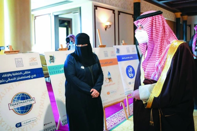 فهد بن سلطان مطلعا على الأعمال الفنية (مكة)