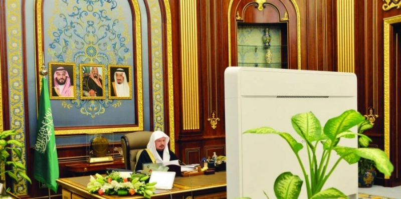 عبدالله آل الشيخ مترئسا الجلسة أمس (مكة)