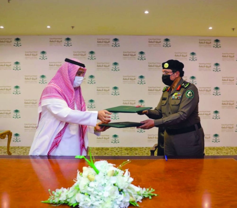 عبدالله المقبل ومحمد البسامي عقب التوقيع (مكة)