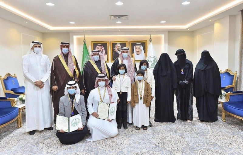 الطالبان في لقطة مع جلوي بن عبدالعزيز (مكة)