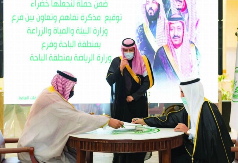 حسام بن سعود لدى رعايته الاتفاقية (مكة)