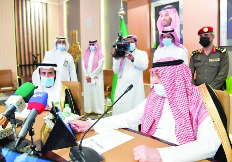محمد بن ناصر وتوفيق الربيعة خلال التدشين (مكة)