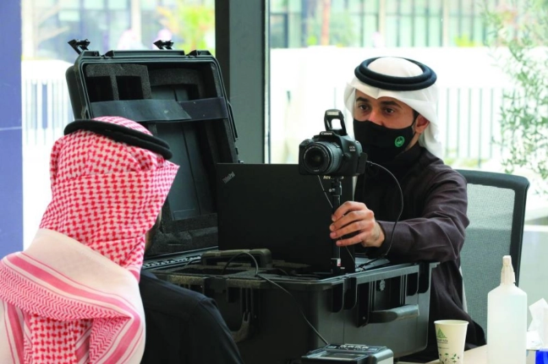 موظف الأحوال يقدم الخدمة بوزارة الإسكان (مكة)