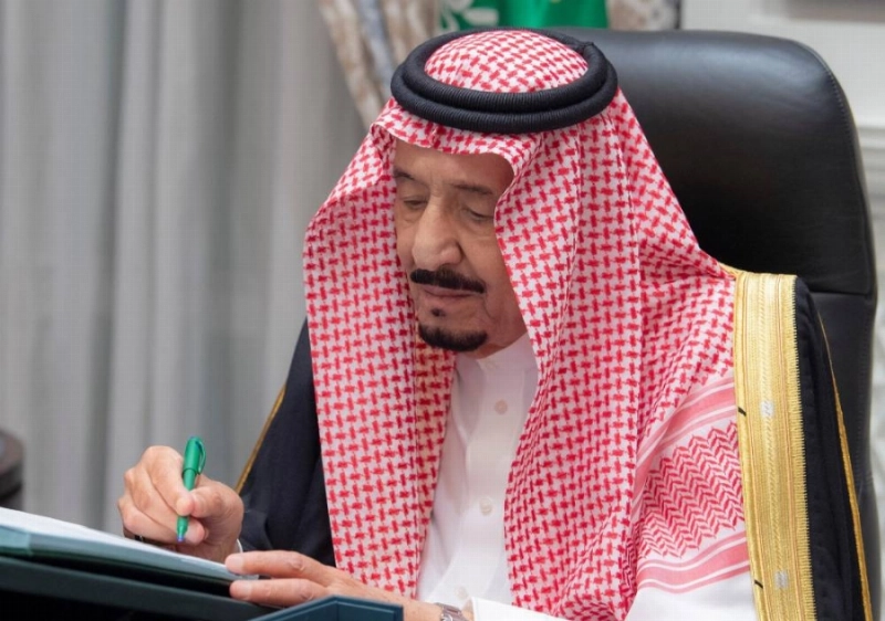الملك سلمان خلال ترؤسه جلسة مجلس الوزراء عبر الاتصال المرئي (واس)