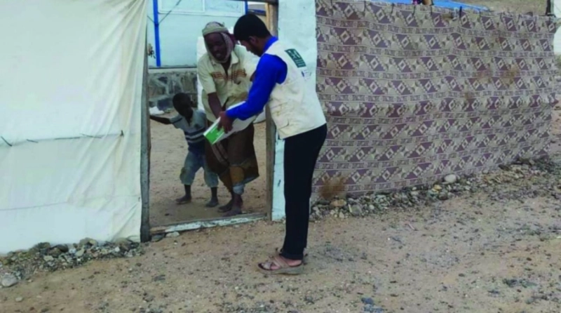 اسرة يمنية تحصل على كرتون تمر سعودي (واس)