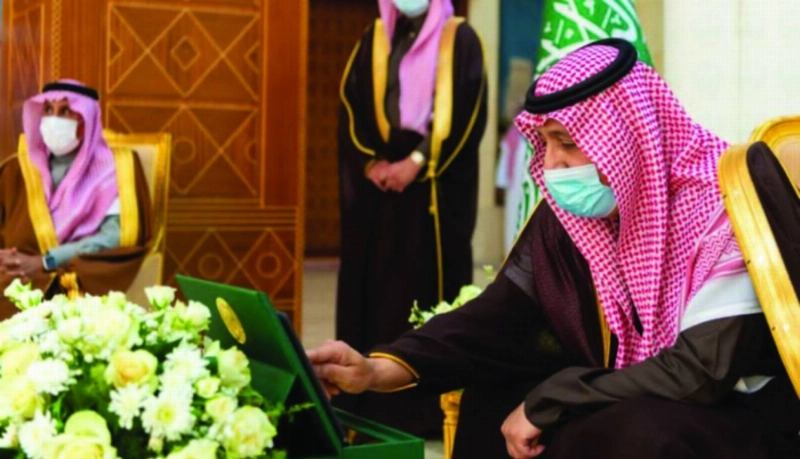 حسام بن سعود خلال تدشينه الموسوعة سابقا (مكة)