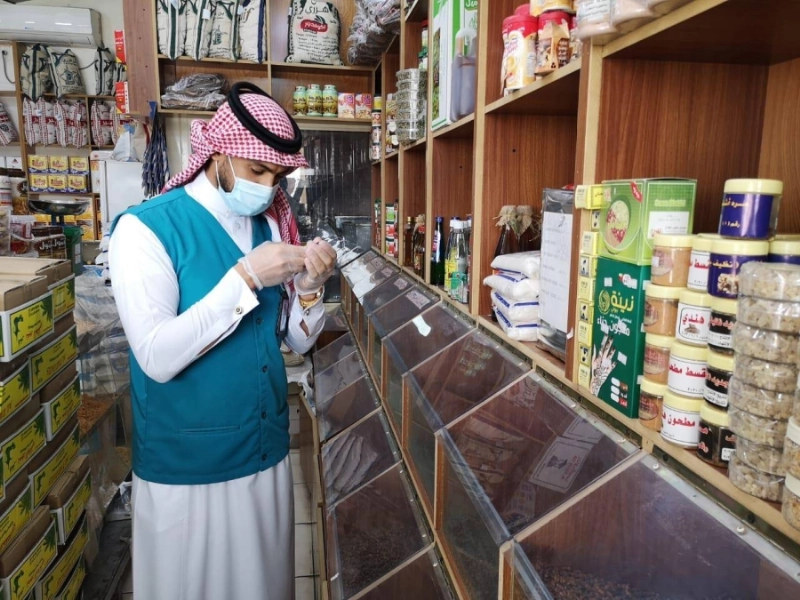 مراقب يعاين منتجا بأحد المحال (مكة)