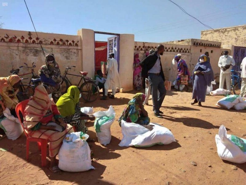عائلات سودانية تتسلم سلالها الغذائية من مركز الملك سلمان (واس)