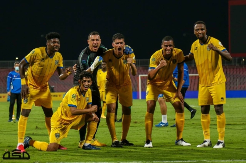 لاعبو التعاون يحتفلون بالفوز (ياسر بخش)
