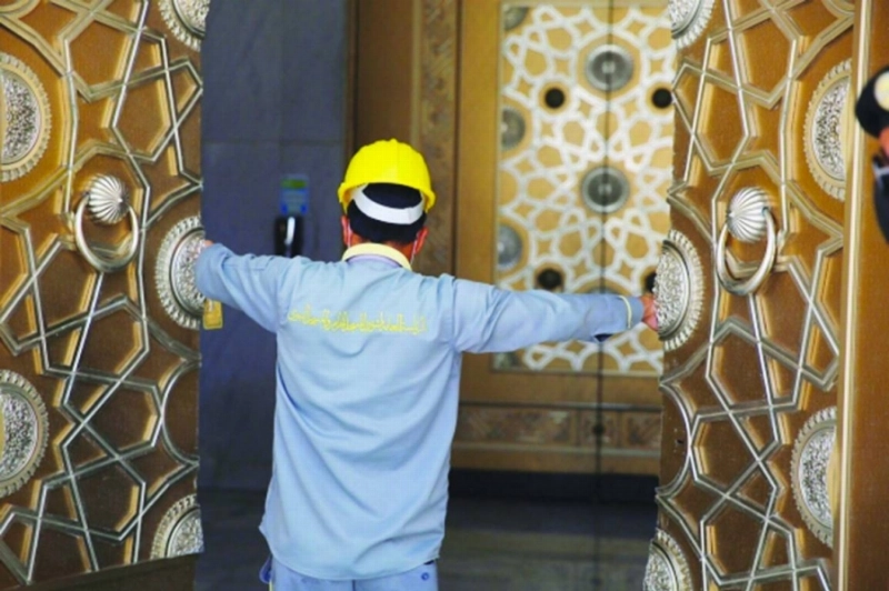 مراجعة للتأكد من سلامة أحد الأبواب (مكة)