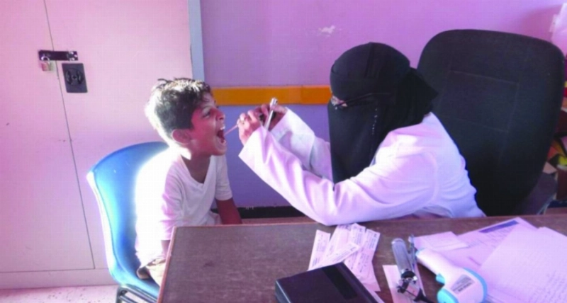 طبيبة تراجع طفلة يمنية (واس)
