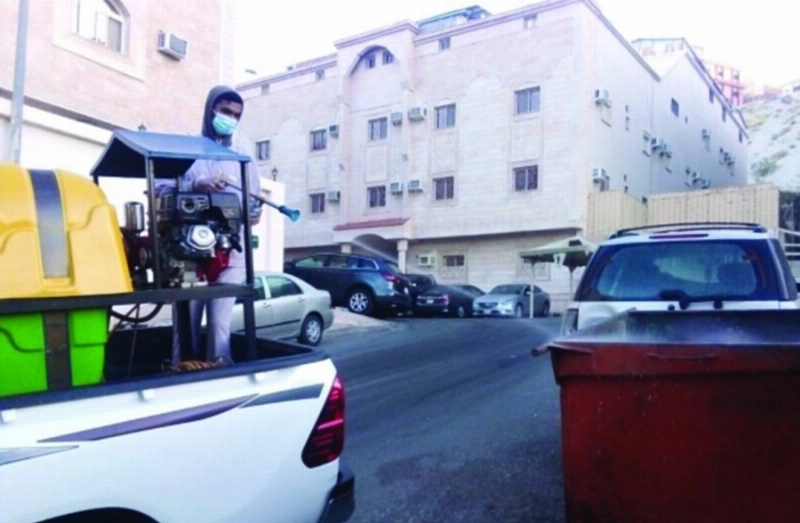 جانب من عملية التعقيم (مكة)