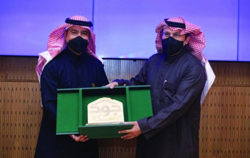 الحقيل والخليفي خلال الحفل (واس)