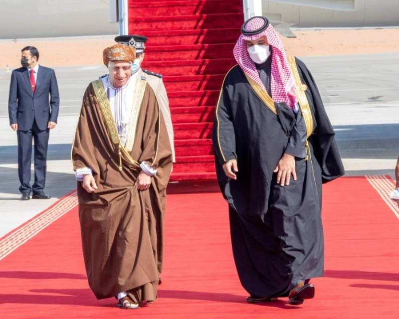 ولي العهد لدى استقباله نائب رئيس مجلس الوزراء لشؤون مجلس الوزراء بسلطنة عمان