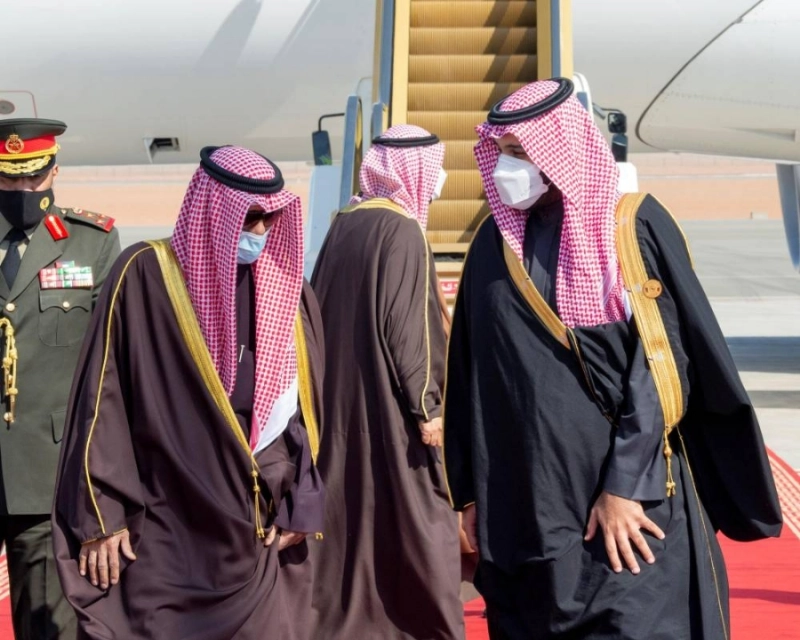ولي العهد لدى استقباله أمير دولة الكويت