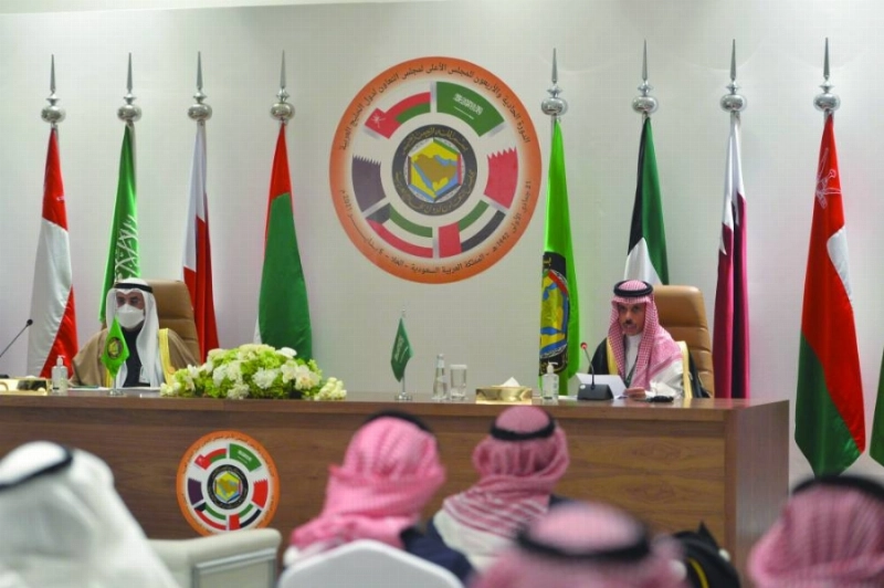 فيصل بن فرحان خلال المؤتمر الصحفي أمس (واس)