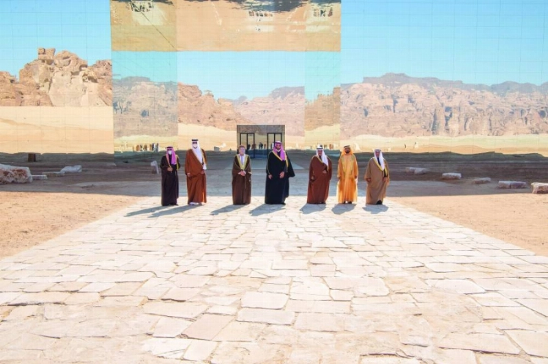 قادة ورؤساء وفود دول مجلس التعاون الخليجي في صورة تذكارية أمام قاعة مرايا (واس)