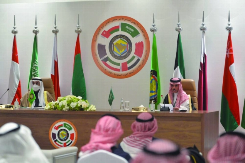فيصل بن فرحان ونايف الحجرف خلال المؤتمر الصحفي (واس)