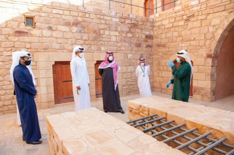 ولي العهد وأمير قطر في جولة على آثار العلا