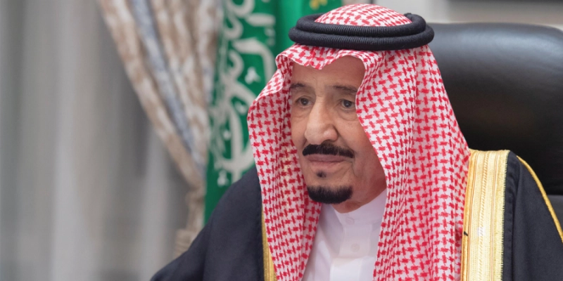 الملك سلمان لدى ترؤسه جلسة مجلس الوزراء أمس الأول (واس)