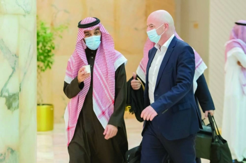 عبدالعزيز بن تركي خلال استقباله إنفانتينو (مكة)