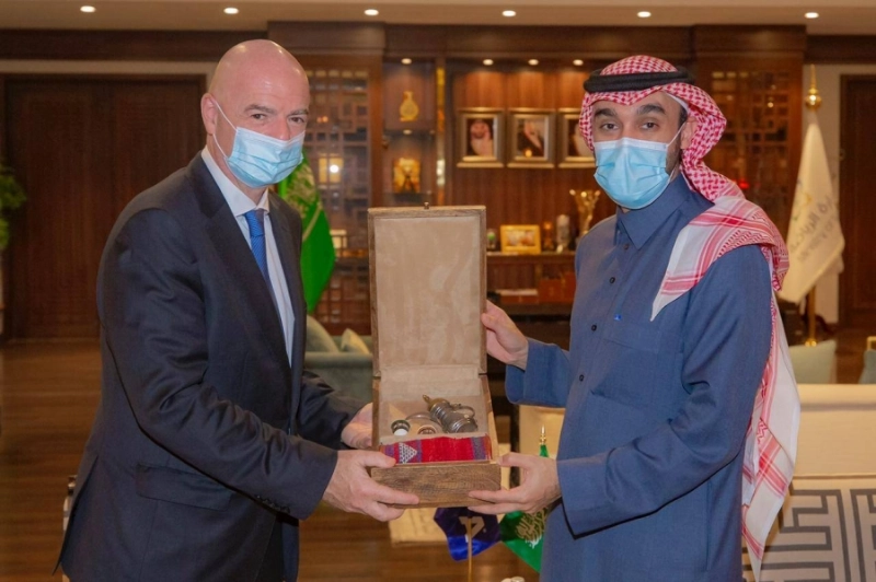 وزير الرياضة ورئيس الفيفا