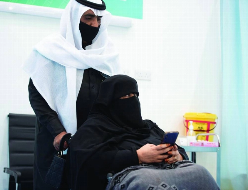 مسنة تستعد للتطعيم بلقاح كورونا