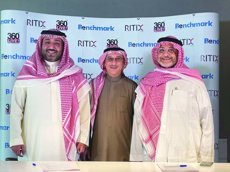 الشركاء بعد توقيع الاتفاقية (مكة)