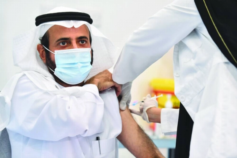 وزير الصحة يتلقى الجرعة الثانية من اللقاح
