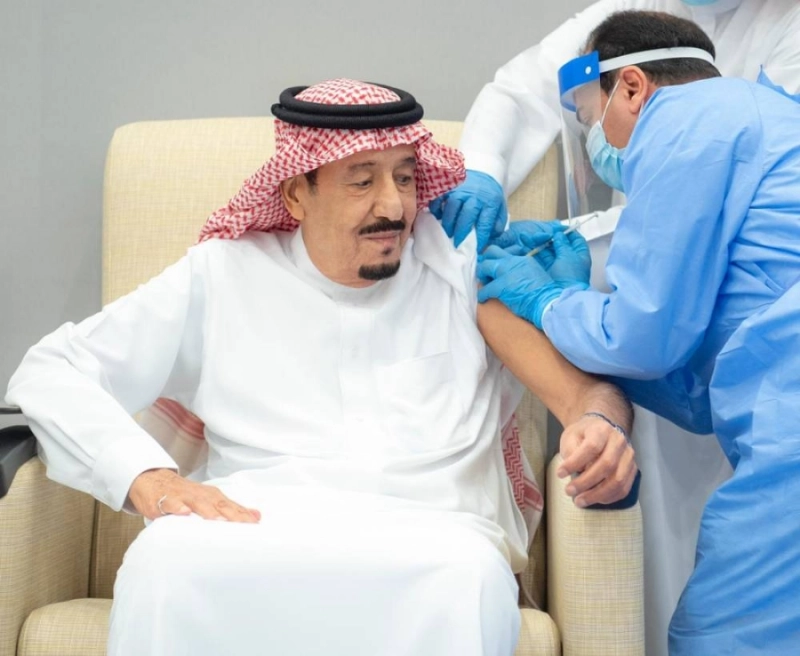 الملك سلمان خلال تلقيه الجرعة الأولى من لقاح كورونا (واس)