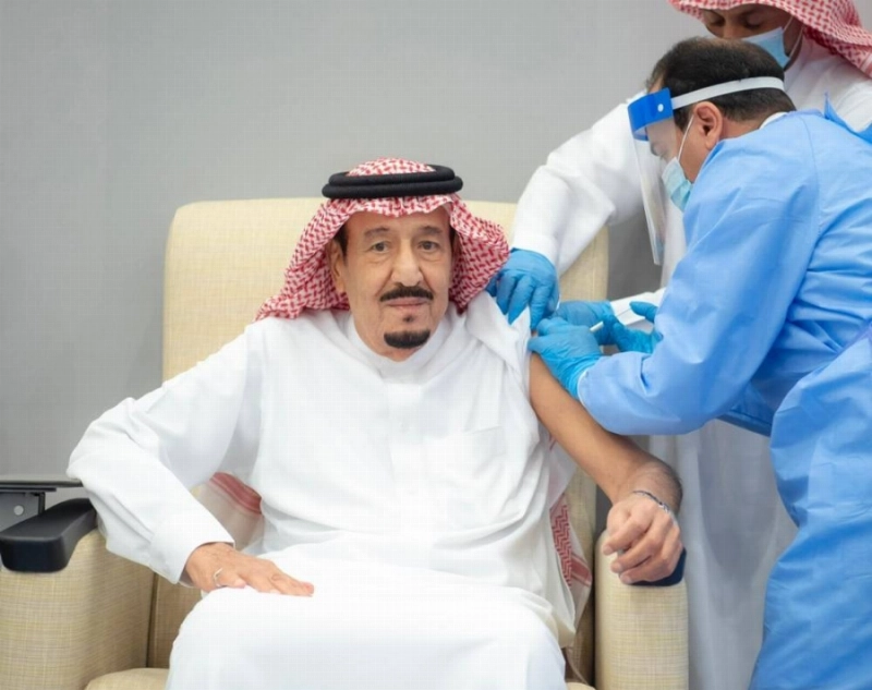 الملك سلمان خلال تلقيه الجرعة الأولى من لقاح كورونا (واس)