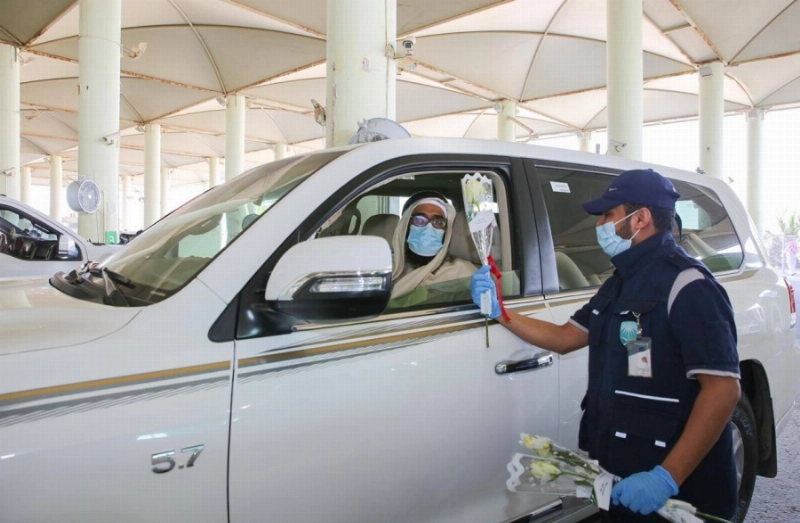 الورود تستقبل العابرين إلى المملكة عبر منفذ سلوى الحدودي (مكة)