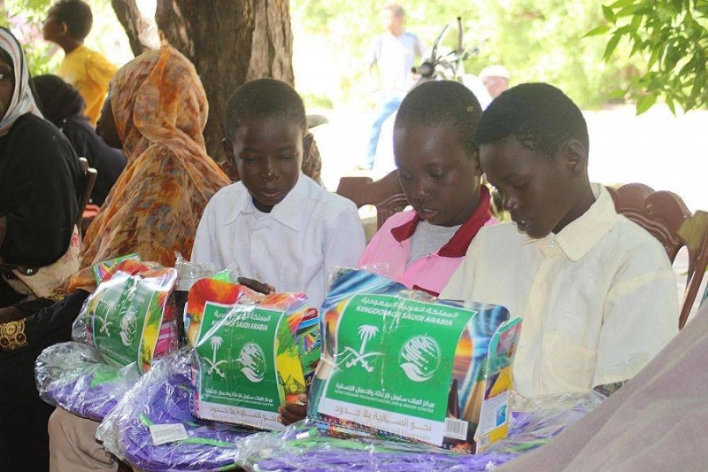 طلاب سودانيون مبتهجون بحقائب مركز الملك سلمان (واس)