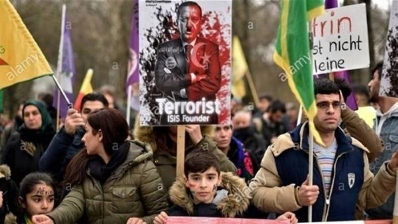 طلاب أتراك يتظاهرون ضد إردوغان (مكة)