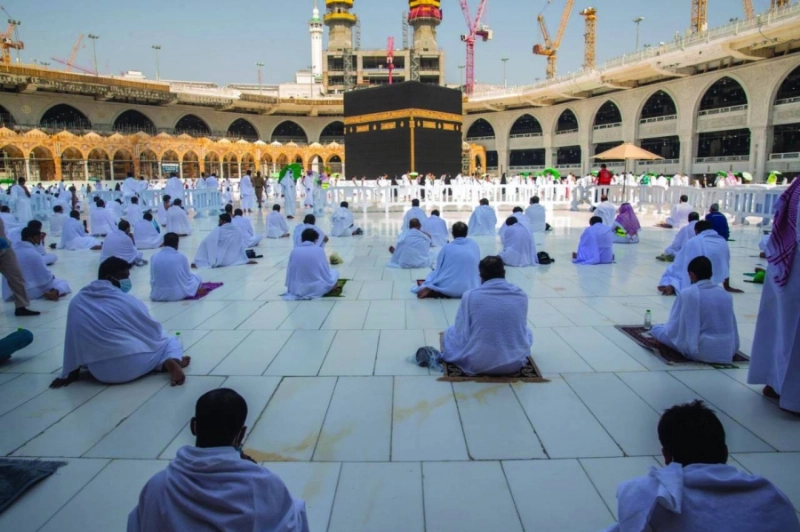 معتمرون في صحن المطاف